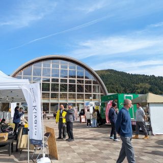 【　サウナイベント開催中♨️　】

こんにちは🌞
本日、道の駅ふたつい裏手「川の駅エリア（芝生広場）」にて
『秋のグルメ＆アウトドア体験祭』を開催中！16時までです。

出店は
・建築スタジオ＆サウナ　Kivana株式会社
・生チュロス専門店「チュロル」
・キッチンカー「koti」（初出店）
・ワイン販売「ナオゾー」（初出店）
・バスクチーズケーキ「マジックアワーチーズ」（初出店）

多くのお客様やわんちゃん連れの皆さんに楽しんでいただいています😊

さらに今年の冬、道の駅ふたついでは 新たにサウナ事業 にチャレンジ！
11月中旬のオープンに向けて準備中です。

今回は実際に使用するサウナの内覧も兼ね、体験してみました！
ヒノキの香りが広がり、ぽかぽかで最高の時間でした✨

サウナの詳細はまた後日ご案内いたします！どうぞお楽しみに♪

【主催】Kivana株式会社

#道の駅 #道の駅ふたつい #サウナ #サウナ体験 #秋田県 #秋田 #能代市 #能代 #二ツ井町 #二ツ井 #秋田おでかけ #秋田旅行 #秋田ドライブ #秋田スイーツ #能代スイーツ #ローストビーフ丼 #子連れ