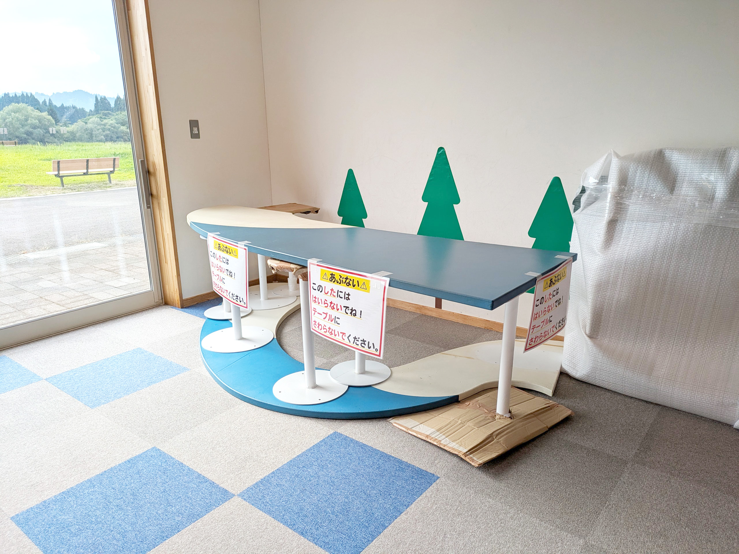 キッズコーナーの遊具一部修理しています