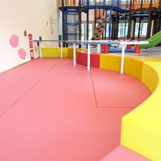 【　キッズコーナー遊具 修理完了しました🎉　】

こんにちは🌞
9月から修理しておりました
キッズコーナーの“クッション遊具”がついに復活！
大変お待たせいたしました！

カバーは新品✨ ツルツルです〜！
思わずすりすりしたくなる気持ちよさです😊

〜キッズルーム利用案内〜
・利用時間：9:00〜18:00
・対象年齢：12歳以下
・無料でご利用いただけます

みんなで仲良く、やさしく遊んでくださいね！
よろしくお願いいたします。

#道の駅 #道の駅ふたつい #キッズコーナー #キッズルーム #子ども遊び場 #秋田子連れ #秋田県 #秋田 #能代市 #能代 #二ツ井町 #二ツ井