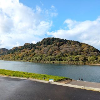 10/27(月)朝の七座山と道の駅から見たきみまち阪公園の様子です！

色付いてきました！
やっぱり朝が一番きれいですね！
クマの出没相次いでおりますので
十分対策をとりながら散策してください🙇‍♀️

#道の駅 #道の駅ふたつい #きみまち阪 #きみまち阪公園 #紅葉 #紅葉スポット #紅葉デート #紅葉狩り #秋田紅葉 #東北紅葉 #東北 #道の駅巡り #秋田県 #秋田 #能代市 #能代 #二ツ井町 #二ツ井 #秋田観光 #能代観光 #秋田旅行 #秋田を旅しよう #七座山