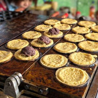 【　観光協会主催の屋台イベント開催中🎈　】

こんにちは！
本日、きみまち阪公園で開催予定だった二ツ井町観光協会主催の屋台イベントは、雨予報のため 急遽道の駅ふたつい「屋根付きイベント広場」での開催に変更となりました☂️

イベントは 15時まで！

二ツ井町の洋裁店「洋服衣院ミミ」さんをはじめ、地元グルメやスイーツ、木工品などが並んでおります！

また、きみまち阪公園の紅葉情報ですが、
山の上の方では色づき始めていますが、第一公園付近はまだ赤みが少ない状態です。

また、公園ではクマの目撃情報もあります。
散策される際は、なるべく複数人で行動し、
鈴やラジオなどで音を立てながら散策してください。

ご来店お待ちしております！！

#道の駅 #道の駅ふたつい #きみまち阪 #きみまち阪公園 #紅葉 #紅葉スポット #紅葉デート #紅葉狩り #秋田紅葉 #東北紅葉 #東北 #道の駅巡り #秋田県 #秋田 #能代市 #能代 #二ツ井町 #二ツ井 #秋田観光 #能代観光 #秋田旅行 #秋田を旅しよう #秋田おでかけ