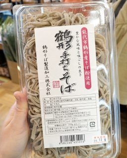 【　鶴形そば復活しました！！　】

こんにちは！
うれしいお知らせです🌸

能代市のご当地おそば『鶴形そば』ですが、今年４月、加工所が全焼する火災に遭い、長らく出荷が止まっておりましたが、新たな加工所が再建され、昨日より本格稼働をスタート！
『鶴形そば』が久しぶりに冷蔵コーナーに並んでいます！

鶴形そばは、能代市鶴形地区で江戸時代末期からそばの栽培を行っております。
特徴は地元産そば粉100％に豆乳をつなぎにした風味豊かなそば。
そのため、通常のお蕎麦と違い、切れやすいのが特徴です。

★鶴形そば　３玉入り　３９０円
　　　　　　５玉入り　６５０円

その他に、そば焼酎やそばむき実、そばがゆもございます！

ぜひこの機会に、能代市の伝統の味をご賞味くださいませ😊
食べて応援✊

#道の駅 #道の駅ふたつい #鶴形そば #鶴形 #そば #そば粉 #秋田県 #秋田 #能代市 #能代 #二ツ井 #二ツ井町 #秋田観光 #秋田グルメ #能代グルメ #秋田お土産 #能代お土産 #能代観光 #秋田巡り #道の駅巡り #手打ちそば