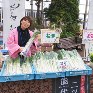 【　秋田県道の駅物産展に出店しました！　】

こんばんは🌙
昨日・今日の2日間、秋田市の道の駅あきた港セリオンで開催された
「秋田県道の駅物産展」に出店してきました！

道の駅ふたついの出店は今回が初✨
二ツ井自慢の〈ねぎ〉〈お花〉〈木工品〉を販売しました！

新鮮で甘いねぎと、色鮮やかなお花。
お花には手作りの“ラブレター型ピック”を添えて、恋文のまちをPRしました💌

おかげさまで、ねぎとお花は完売！
お越しいただいた皆さま、本当にありがとうございました😊

今回来られなかった方もご安心を！
同じ商品は当駅でも販売中です。
ぜひお立ち寄りください✨

また、物産展では県内の道の駅の皆さんと交流でき、たくさん勉強になりました。次回に活かしていきたいと思います！

２日間ありがとうございました😊

#道の駅物産展 #道の駅 #道の駅ふたつい #秋田道の駅 #秋田県 #秋田 #能代市 #能代 #二ツ井町 #二ツ井 #秋田観光 #秋田おでかけ