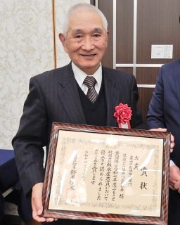 【　令和７年度ふるさと秋田農林水産大賞受賞しました！　】

お知らせです！

この度、道の駅ふたつい直売所出荷友の会が令和7年度 ふるさと秋田農林水産大賞 を受賞いたしました✨

これもひとえに、日頃から応援してくださる皆様のおかげです。
本当にありがとうございます😊🙇

農林水産大賞とは、秋田県が掲げる「ふるさと秋田農林水産ビジョン」の実現に向け、模範となる活動を行い、顕著な実績をあげた農林漁業者等を表彰する制度です。

道の駅ふたつい直売所出荷友の会は平成30年に発足。
現在会員は約230人で、地元特産品を中心に県北の魅力ある商品が集まる直売所づくりに取り組んでいます。
また、「にんにくフェア」や「山うどまつり」といった企画を通じ、地域の観光スポットや商店街への人の流れを創出していることも高く評価されました！

今後も皆様に喜んでいただける直売所づくりに努めてまいります！

写真は道の駅ふたつい直売所出荷友の会 安井重雄会長です！

#道の駅 #道の駅ふたつい #ふるさと秋田 #農林水産大賞 #受賞 #直売所 #農産物 #農産物直売所 #秋田道の駅 #道の駅巡り #新鮮 #秋田県 #秋田 #能代市 #能代 #二ツ井町 #二ツ井 #秋田観光 #能代観光 #秋田旅行 #秋田を旅しよう