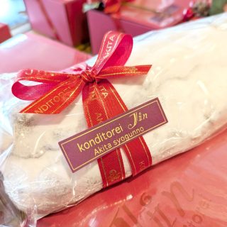 【　二ツ井町出身の店主が作る 本場ドイツの味 🎄シュトーレン特別入荷！　】

こんにちは🎅

今日から、二ツ井町出身の店主が作る
秋田市の洋菓子店 コンディトライ・ジン さんの「シュトーレン」を限定販売しています🎄

コンディトライ・ジンさんは二ツ井町出身で、
シュトーレンの本場ドイツで修行 し、お菓子作りを学んだパティシエさん。

シュトーレンはドイツやオーストリアで、
クリスマスに欠かせない伝統菓子✨
イエス・キリストのおくるみに見立てた独特の形が特徴です👼

中にはレーズン、レモンピール、オレンジピール、ナッツがぎっしり。
仕上げには粉砂糖がたっぷりふられ、真っ白な雪のような見た目に…❄️

シュトーレン大好きな私も推しの一品！
とっても美味しいので、ぜひお召し上がりください😘✨

【商品名】シュトーレン
【値　段】①袋入 3,456円
　　　　　②箱入 3,672円
【限　定】100個 ※なくなり次第終了

《ご予約受付中》
店頭、電話、メール（ホームページ内のお問い合わせ）にて、
「お名前・個数・受取日・連絡先」をお知らせください。

#道の駅ふたつい #道の駅 #シュトーレン #コンディトライジン #洋菓子 #xmas #クリスマス #スイーツ #ケーキ #クリスマスケーキ #秋田県 #秋田 #能代市 #能代 #二ツ井町 #二ツ井 #秋田観光 #秋田スイーツ #能代スイーツ #秋田を旅しよう #秋田旅行 #秋田おでかけ