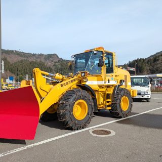 【　冬季雪害対応訓練を行いました！　】

こんにちは！

本日午前中、大型駐車場にて
『冬季雪害対応訓練』を実施しました⛄

この訓練は
国土交通省・警察・消防・能代市・道の駅ふたついの５機関が連携。

急激な積雪により車が立ち往生し、大規模な渋滞が発生。
その解消までに長時間を要する、という想定のもと
スタック車両のけん引、負傷者の救助、避難所の開設、さらに情報共有・連絡体制の確認など、
実際に想定される状況への対応を一つひとつ確認しました！
*
*
道の駅では、長時間足止めされる方を受け入れる避難所を開設し、毛布や非常食の配布など、道の駅職員による対応訓練も行いました。
*
*
過去には、平成24年1月に北秋田市前山～坊沢間にて、
大雪の影響で車21台が絡む事故が発生し、
約600台におよぶ渋滞が4時間以上続いた事例もあります。
*
*
近年は短時間で一気に雪が降る「ドカ雪」が増え、
交通障害が起こりやすい状況となっています。
改めて、日頃からの備えの大切さを実感する訓練となりました😊

これから本格的な冬を迎えます。
皆さまもお出かけの際は、十分な冬装備と安全運転を心がけてお過ごしください🚙333

皆様ご協力ありがとうございました！

#道の駅 #道の駅ふたつい #冬季雪害対応訓練 #冬季訓練 #訓練 #秋田県 #秋田 #能代市 #二ツ井町 #二ツ井 #能代 #秋田お土産 #秋田を旅しよう #秋田観光 #秋田おでかけ #秋田旅行 #秋田ドライブ