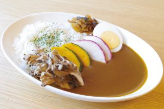 【　寒いときはきみまちカレーがおすすめ🍛　】

こんにちは⛄

寒さが厳しい今の時期にぜひ味わってほしい
道の駅ふたついレストランの人気メニュー**『きみまちカレー』**🍛

地元の新鮮な野菜を使い、
じっくり時間をかけて煮込んだ手作りのルー。
野菜のうまみが溶け込み、体も心もほっと温まる一皿です！

辛さは中辛ベースですが、
お子さまでも食べやすい、やさしい辛さ😊

使う野菜は季節ごとに変わり、
今の時期は「にんじん・まいたけ・こうしん大根」を使用しています✨写真と内容が違います！

ぜひご賞味くださいませ！！
ご来店お待ちしております！

※ご飯メニューの提供は１４時まで

#道の駅 #道の駅ふたつい #koikoi食堂 #レストラン #きみまちカレー #カレー #道の駅カレー #カレー巡り #地場野菜 #秋田県 #秋田 #能代市 #能代 #二ツ井町 #二ツ井 #秋田ランチ #秋田カレー