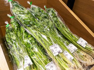 【　セリいかがですかー！　】

こんにちは☔
雪の次は大雨…。
現在、二ツ井町では強い雨が続いています。

道路状況の変化や足元が滑りやすくなっておりますので、
本日お越しの際はどうぞお気をつけてお越しくださいませ😢

さて！
今日の売り場には、きりたんぽ鍋には欠かせない
『セリ』がたくさん入荷しております！！

冬大人気のセリは、
世界自然遺産・白神山地のふもとの水で育った香り豊かなセリ。
シャキシャキ食感で、秋田の郷土料理・きりたんぽには欠かせない食材です✨

寒い日が続きますので、
セリたっぷりのお鍋や、しょうゆ汁はいかがですか～！
ご来店お待ちしております😊

#道の駅 #道の駅ふたつい #セリ #せり #新鮮 #産直 #産直野菜 #秋田県 #能代市 #能代 #二ツ井町 #二ツ井 #秋田おでかけ #秋田旅行 #秋田ドライブ #子連れ #道の駅巡り #秋田