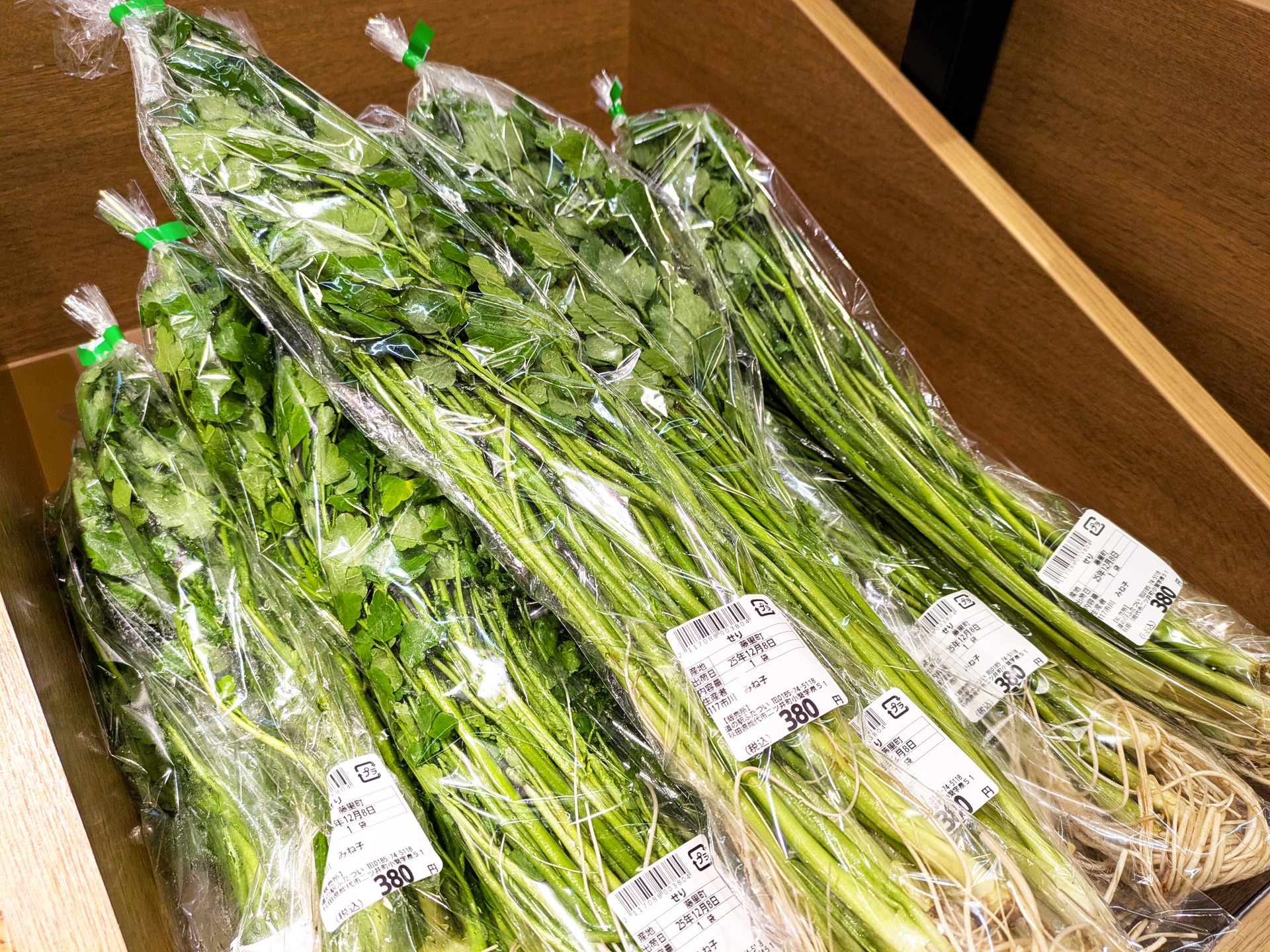 【　セリいかがですかー！　】

こんにちは☔
雪の次は大雨…。
現在、二ツ井町では強い雨が続いています。

道路状況の変化や足元が滑りやすくなっておりますので、
本日お越しの際はどうぞお気をつけてお越しくださいませ😢

さて！
今日の売り場には、きりたんぽ鍋には欠かせない
『セリ』がたくさん入荷しております！！

冬大人気のセリは、
世界自然遺産・白神山地のふもとの水で育った香り豊かなセリ。
シャキシャキ食感で、秋田の郷土料理・きりたんぽには欠かせない食材です✨

寒い日が続きますので、
セリたっぷりのお鍋や、しょうゆ汁はいかがですか～！
ご来店お待ちしております😊

#道の駅 #道の駅ふたつい #セリ #せり #新鮮 #産直 #産直野菜 #秋田県 #能代市 #能代 #二ツ井町 #二ツ井 #秋田おでかけ #秋田旅行 #秋田ドライブ #子連れ #道の駅巡り #秋田