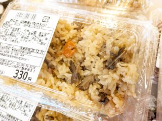 こんにちは！
いつもおなかぺこぺこ・・・。
そんなとき食べたくなるのはおにぎりやお惣菜😊
白神まいたけ入りおこわや、二ツ井・藤里町産の新米おにぎり、いなり寿司など、食欲そそる品がずらりと並んでいます😊
ほぼ毎日入荷しています！

写真2枚目のいぶり大根入りおにぎりは新発売✨
いぶり大根は漬け方によって味が全く違うので、作り手ごとの味わいも楽しめます！

そのほかにも
・みょうが入りおにぎり
・山菜おこわ
・スタッフ内で大人気の納豆巻き
・味噌漬けたんぽ　など
いろいろご用意しております！

小腹が空いたときにぜひどうぞ🍴
ご来店お待ちしております！

#道の駅 #道の駅ふたつい #おにぎり #お惣菜 #軽食 #納豆巻き #おこわ #まいたけ #秋田県 #産直 #惣菜 #秋田県 #秋田 #能代市 #能代 #二ツ井町 #二ツ井 #秋田観光 #能代観光 #秋田旅行 #秋田を旅しよう