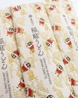 【　秋田限定✨クレヨンしんちゃんコラボ商品販売中！　】

かわいい…！かわいすぎる…！！
こんにちは🌞

クレヨンしんちゃんと
秋田・埼玉・熊本の3県をつなぐ
**「家族都市プロジェクト」**から、
秋田名物・日本三大うどんの稲庭うどん老舗
「無限堂」× クレヨンしんちゃん のコラボ商品が新登場！

🍜 無限堂 稲庭うどん × しんちゃん
　600円（税込）
限定デザインパッケージで販売中です！

パッケージに描かれている龍は、
無限堂さんのシンボルマーク🐉

このほかにも、
✔ 道の駅ふたつい限定キーホルダー
✔ 金平糖
✔ ミネラルウォーター

など、コラボ商品をご用意しています✨
お土産やプレゼントにもおすすめです♡

ぜひお買い求めくださいませ！
ご来店お待ちしております♪

#道の駅 #道の駅ふたつい #クレヨンしんちゃん #無限堂 #稲庭うどん #しんちゃん #秋田土産 #秋田お土産 #うどん #秋田県 #能代市 #能代 #二ツ井町 #二ツ井 #秋田おでかけ #秋田旅行 #秋田ドライブ #子連れ #道の駅巡り #金平糖 #ミネラルウォーター