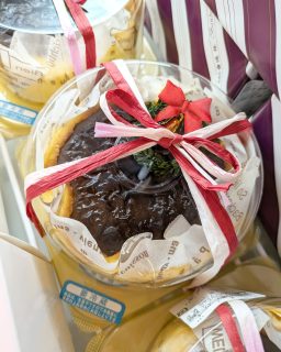 【　🎅ケーキ入荷しています🍰　】

メリークリスマス！！🎄🎅
皆様、ケーキはお決まりでしょうか？

今日と明日の2日間生ケーキ販売していますよ～！
ほかにも冷凍コーナーやお菓子コーナーでホールケーキも！
ぜひ一緒にクリスマスを楽しみましょう😊
*
*
～入荷しているケーキ～
♡北秋田市鷹松堂
・デコレーションケーキ4号・5号

♡北秋田市晩梅
・バスク風チーズケーキ
・長すぎたロールケーキ
・マーブルブラウニー

♡藤里町エスポワール
・白神そばロール
・白神ブラックベリーロール
・白神こめっこロール

♡レディースファーム
・アップルパイ
・パンプキン杯

♡ふみきり野cafe
・たまごシフォンケーキ

♡道の駅ふたついオリジナル
・ラズベリーロールケーキ

※各種なくなり次第終了

#道の駅 #道の駅ふたつい #スイーツフェア #クリスマス #クリスマススイーツ #ケーキ #秋田県 #秋田 #能代市 #能代 #二ツ井町 #二ツ井 #秋田スイーツ #能代スイーツ #道の駅巡り #産直 #お菓子 #チーズケーキ #ロールケーキ #限定スイーツ