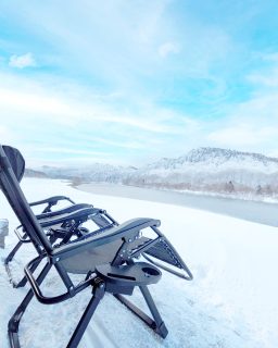 【　2/25まで！冬の二ツ井をサウナで満喫！　】

こんにちは！
12月から期間限定で開催中の
『冬のサウナ』が大変ご好評いただいています♨

全国的にも珍しい、能代市kivana製のトレーラー式サウナ。押しドアタイプです！

――――――――――――
❄️ 冬ならではの“ととのい”体験 ❄️
――――――――――――
雪化粧をまとった 七座山 と 米代川 を眺めながら、外気浴や、真っ白な雪の中でクールダウン。
冬の二ツ井だからこそ味わえるサウナ体験です！
*
*
♨サウナについて
・秋田杉やヒノキが香る空間
・二ツ井の薪を使用した薪ストーブ
・ロウリュ可能
・室内温度は約90℃
・最大4名まで利用OK

※濡れてもよい Tシャツ・短パン着用 をおすすめします。

――――――――――――
⛺ 休憩もゆったり
――――――――――――
サウナ横には グランピングテントを常設。ストーブ・テーブル完備で、飲食をしながらゆっくり休憩できます。

――――――――――――
♨️ 嬉しい特典付き！
――――――――――――
ご利用後には、
道の駅隣の宿泊・日帰り入浴施設
『壱ノ座（いちのくら）』の入浴券 をプレゼント！

――――――――――――
📌 ご利用案内
――――――――――――
・料金や詳細は
　👉 ホームページ
　👉 SNS投稿トップの【ピン留め】をご覧ください

📞 ご予約・お問い合わせ
・店頭
・お電話
・ホームページのお問い合わせフォーム

お気軽にご利用ください😊
冬限定のサウナ体験は《2月25日まで》！

#道の駅 #道の駅ふたつい #ふたつい冬のサウナ #冬サウナ #サウナ #サウナ体験 #薪ストーブ #冬アクティビティ #ととのう #秋田サウナ #道の駅サウナ #ロウリュ #秋田県 #秋田 #能代市 #能代 #二ツ井町 #二ツ井 #秋田おでかけ