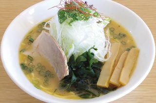 【　しらかみネギ味噌ラーメン おすすめです🍜✨　】

こんにちは⛄
今日も雪！肌寒い日は、やっぱり 味噌ラーメン が恋しい！味噌大好き！

本日のおすすめは、
レストランで提供している
『しらかみネギ味噌ラーメン』🍜

道の駅がある能代市は、県内最大級のネギの産地✨
世界自然遺産・白神山地に近く、
豊かな自然の中で育ったネギは、
甘みが強く、シャキシャキとした食感 が特徴です！

新鮮なネギと、まろやかでコクのある 濃厚味噌スープの組み合わせは、
レストランでも大人気🍜

体の芯からあたたまる一杯、
ぜひご賞味くださいませ😊

◆ しらかみネギ味噌ラーメン
価格：850円

#道の駅 #道の駅ふたつい #しらかみネギ味噌ラーメン #ネギ味噌ラーメン #ラーメン #味噌ラーメン #ご当地ラーメン #秋田ラーメン #ラーメン巡り #秋田県 #秋田 #能代市 #能代 #二ツ井町 #二ツ井 #秋田観光 #秋田おでかけ #秋田グルメ #能代グルメ #能代ラーメン