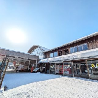 こんにちは🌞
今日の二ツ井町は、久しぶりに朝から太陽が顔を出し、気持ちのいい午前中となっています！お出かけ日和です😊

国道の雪も溶けて、いつもより走りやすくなっていますが、気温は 0℃ です。
引き続き 安全運転 でお出かけください🚙

さて！
道の駅ふたついは、本日も元気に営業中です！

🚚 本日の出店情報
・お好み焼きカッキー
・澤田商店
・ラムだっちゃ

🍷 多目的ホールでは
ワイン販売の 「Naozeaux（ナオゾー）」 さんが出店中✨

いずれも16時頃までの出店予定です！

ぜひ遊びに来てください😊
皆さまのご来店をお待ちしております！

※キッチンカーや施設利用については店頭またはホームページメール、お電話にてお問合せくださいませ！

#道の駅 #道の駅ふたつい #キッチンカー #秋田イベント #ワイン #秋田ワイン #秋田観光 #秋田県 #秋田 #能代市 #能代 #二ツ井町 #二ツ井 #秋田おでかけ