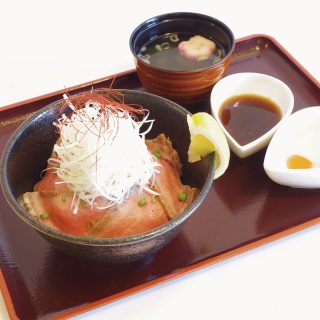 ＼＼　道の駅おすすめメニュー　／／
【 鶴形牛霜降りロースのローストビーフ丼 】

こんにちは⛄
お口の中でとろける美味しい能代のお肉を使ったローストビーフいかがですか～🐄

今回ご紹介するのは、レストランkoikoi食堂の人気メニュー
『鶴形牛霜降りロースのローストビーフ丼』🍖🍖
*
*
能代市鶴形地区の朝場畜産で、
一頭一頭大切に育てられた黒毛和牛🐄
その中でも高級部位『霜降りロース』だけを贅沢に使用しています！

さらに、能代ねぎ、あきたこまち、地場産りんごを使った特製タレや比内地鶏の温玉など、
秋田の地元食材をふんだんに使った絶品ローストビーフ丼です😋✨

************************************
場　所：レストランkoikoi食堂
価　格：1,850円（税込）
時　間：11時〜14時（１日の販売数に限りあり）
************************************

ぜひ一度、秋田の恵みをたっぷり詰め込んだローストビーフ丼をご賞味くださいませ！
ご来店をお待ちしております😊

#道の駅 #道の駅ふたつい #鶴形牛 #鶴形牛霜降りロースのローストビーフ丼 #ローストビーフ丼 #地元グルメ #能代ランチ #秋田ランチ #能代グルメ #秋田グルメ #秋田県 #秋田 #能代市 #能代 #二ツ井町 #二ツ井 #秋田観光 #秋田おでかけ