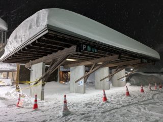 【　雪による重要なお知らせ　】

連日の大雪と本日の急激な積雪により、
道の駅ふたついでは 施設周辺が大変危険な状態 となっております。

【 立入・利用中止について 】
安全確保のため、以下の施設を 当面の間中止 いたします。

■ 屋根付き身障者用スペース
　→ 雪の重みによる倒壊の恐れがあるため、
　　除雪完了まで立入禁止

■ 喫煙所
　→ 屋根の雪庇（せっぴ）が非常に危険なため、
　　使用中止

【 ご来場のお客様へ 】
・雪山が大きく、除雪が追い付いておらず
　通路や駐車場が狭くなっています
・気温上昇により 屋根からの落雪の恐れ があります

ご来店の際は、周囲に十分ご注意のうえお越しください。

皆様には大変ご不便・ご迷惑をお掛けいたしますが、
安全確保のため、何卒ご理解とご協力をお願いいたします。
