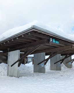 【　屋根付き身障者用駐車場 使用再開のお知らせ⛄　】

お知らせです。
大雪の影響により、昨日より 屋根付き身障者用駐車場 を利用不可としておりましたが、
雪下ろし作業を行い、倒壊の恐れがなくなったため、使用を再開いたしました。
（半分以上雪下ろし完了しました！ふぅ～一仕事完了💦）

なお、喫煙所は引き続き利用不可 となっております。

本日は天候の変化が大きく、
屋根の雪が 落雪する可能性 があります。
道の駅へお越しの際は、屋根の雪に十分ご注意いただき、
速やかに雁木（がんぎ）の下へお入りください。

皆様にはご不便をお掛けいたしますが、
何卒ご理解とご協力のほど、よろしくお願いいたします。