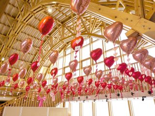 【　今年のハートバルーンは赤＆ピンク！　】

こんにちは！
もうすぐバレンタイン・・・ということは！！
恋文のまちである二ツ井をPRする絶好のチャンス！！
今年も飾りました！！
『『　ハートバルーン♡🎈🎈　』』
*
*
今年は赤とピンクのバルーン！
バルーンの下に付けている紙のハートぴろぴろは、バルーンの色に合わせました！

二ツ井町は別名「恋文のまち」♡
約１００年前、東北ご巡幸でこの地を訪れた明治天皇が
皇后から恋文のようなお手紙をもらったことから
「恋文のまち」として知られるようになりました。

■　展示期間　■
　２月１日(日)〜３月１5日(日)

多目的ホールを中心にキュートでプリティ～😊
上から見ても下から見てもプリティ～！
ハートバルーンをバックに、商品や推しぬいを撮ると映えますよ！

また、今週土曜日から１５日(日)まで、
軽食コーナー２店舗では
バレンタインメニューを販売いたします！
ぜひお越しくださいませ！

#道の駅 #道の駅ふたつい #ハートバルーン #バレンタイン #恋文のまち #ラブレター #恋文 #バルーン #バレンタインデー #映えスポット #秋田県 #秋田 #能代市 #能代 #二ツ井町 #二ツ井 #秋田を旅しよう #キュート #かわいい #秋田観光 #道の駅巡り #インスタ映え