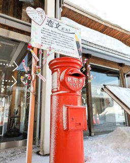 【 大館市の枝アメ飾りました！ 】

こんにちは！
今週末、当駅では「山うどまつり」を開催いたします♪

そして同日、大館市では冬の風物詩「アメッコ市」も開催！
秋田県北地域のイベントを一緒に盛り上げたいという思いから、
毎年大館市観光協会さまより枝アメを購入し、館内に飾り付けをしています✨

アメッコ市の日にアメを食べると
「その年は風邪をひかない」といわれ、
特に「枝アメ」は幸運や健康を願って飾る縁起物。

当駅では、正面出入口の恋文ポストや館内の柱などに飾り付けています！
枝アメが加わると一気に華やかになりますね♪

来月には道の駅前のICも開通し、
人の流れも大きく変わる一年になりそうです。
良い一年になりますように…と願いを込めて😊

枝アメは2月中旬頃まで飾る予定です！
ご来館の際はぜひご覧ください♪

#道の駅 #道の駅ふたつい #アメっこ市 #アメッコ市 #秋田イベント #縁起物 #枝アメ #秋田県 #秋田 #能代市 #能代 #二ツ井町 #二ツ井 #秋田観光　#秋田旅行 #冬の秋田　#大館市