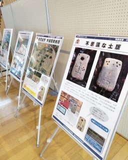 【　2/15日(日)まで！世界遺産秋田県北の遺跡パネル展　】

お知らせです！

2/6㊎～2/15㊐まで、
多目的ホールにて
秋田県北地域にある世界遺産『伊勢堂岱遺跡と大湯環状列石』のパネル展を開催しております👩‍🏫

◇北秋田市　伊勢堂岱遺跡◇

道の駅から車で15分の場所にあります。
紀元前2,000年から1700年頃に作られた遺跡で、4つのストーンサークルによって構成されています。
周りには建物跡や貯蔵穴が分布され、まつりの道具も発掘されております。
*
*
◇鹿角市　大湯環状列石◇

道の駅から1時間の場所にあります。
紀元前2,000年から1,500年頃の遺跡で
万座と野中堂の2つの大型のストーンサークルを中心とした遺跡です。
規則的に作られた大規模な祈り場として使われたとされています。

パンフレットもご用意しておりますので、是非ご覧くださいませ😊

【主催】北秋田地域振興局

#道の駅 #道の駅ふたつい #縄文遺跡 #世界遺産 #伊勢堂岱遺跡 #大湯環状列石 #縄文遺跡群 #北海道北東北の縄文遺跡群 #秋田県 #秋田 #能代市 #能代 #二ツ井町 #二ツ井 #秋田おでかけ #パネル展 #秋田ドライブ #能代観光 #秋田観光 #道の駅巡り