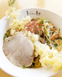 【 山うどまつり２日目✨ 】

こんにちは🌞
山うどまつり２日目です！

二ツ井産の新鮮な山うどをはじめ、
うどっ娘焼き・山うど天味噌ラーメン・天むす・天ぷら
本日もご用意しております✌

※うどっ娘焼きは２日間限定
※ラーメン・天むす・天ぷらは明日以降も数量限定販売予定（材料なくなり次第終了）

山うど食べてみたい方も大好きな方も、
ぜひお越しください😊

多目的ホールでは洋服衣院ミミさんの玉コン販売、
キッチンカーはチュロルさん・澤田商店さん出店中！

ご来店お待ちしております🌸

#道の駅 #道の駅ふたつい #山うどまつり #山うど #山菜 #新鮮 #産直 #秋田イベント #秋田県 #秋田 #能代市 #能代 #二ツ井町 #二ツ井 #秋田観光 #秋田おでかけ #秋田旅行 #秋田スイーツ #秋田を旅しよう #能代観光 #イベント