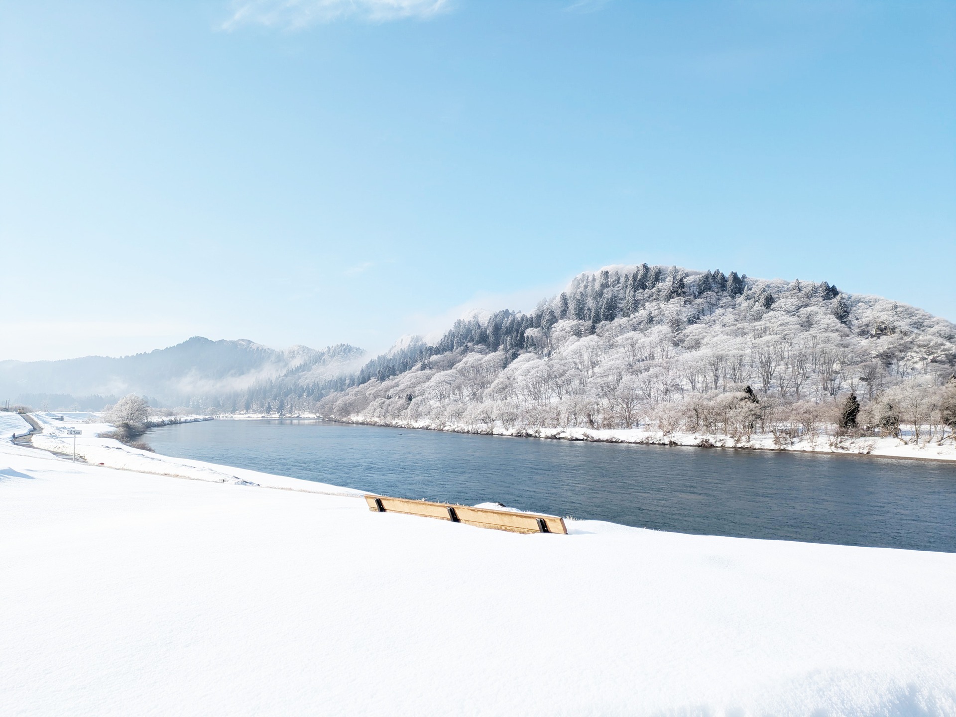 ３連休中日。
今朝８時半ごろ、七座山に霜が降り、
いつもより真っ白に輝いていました✨綺麗～！

澄みわたる青空と、穏やかな米代川。
思わずおっ！と見とれてしまうほどの美しい冬景色👀

１年に１度見られるかどうかの貴重な瞬間。
出会えた方は超ラッキー♪

皆さんにとって今日も良い一日になりますように😊

こちらの景色は道の駅ふたついの裏手から見えます！

#道の駅 #道の駅ふたつい #七座山 #冬の秋田 #米代川 #雪景色 #秋田県 #秋田 #能代市 #能代 #二ツ井町 #二ツ井 #秋田おでかけ #河川敷