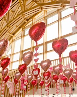 【 　ハートバルーンまだまだ展示中！ 　】

こんにちは！
館内のハートバルーン、もうご覧になりましたか？😊

毎年バレンタインに合わせ、
“恋文のまち”二ツ井をPRするため
たくさんのハートバルーンを飾り付けしています♡

「かわいい！」「すごい！」とのお声、
そしてたくさんのお写真撮影ありがとうございます✨

ご好評につき、展示は【３月末まで延長】決定！
秋田杉の木造アーチ×ハートバルーンのコラボは当駅だけ♪
晴れた日に来られたら、さらにラッキーですよ☀

二ツ井町は別名「恋文のまち」♡
約100年前、東北ご巡幸で訪れた明治天皇へ
皇后から恋文のようなお手紙が届いたことが由来です。

■展示期間
2月1日(日)〜3月末

※展示終了後はバルーンプレゼント予定です🎈

ぜひお楽しみください♪

#道の駅 #道の駅ふたつい #ハートバルーン #バレンタイン #恋文のまち #ラブレター #恋文 #バルーン #バレンタインデー #映えスポット #秋田県 #秋田 #能代市 #能代 #二ツ井町 #二ツ井 #秋田を旅しよう #キュート #かわいい #秋田観光 #道の駅巡り #インスタ映え