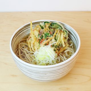 【　田の源そば 年内提供は本日まで　】

レストランよりお知らせです！

ただいま提供中の二ツ井のご当地そば「田の源そば」ですが、
年内の提供は本日が最終日となります🙇🙇
*
*
今年も多くの方に味わっていただき、
本当にありがとうございます。
『次回販売は来月上旬ごろ』の予定です！
機会がございましたら是非ご賞味くださいませ！
*
*
✨田の源そば✨
白神山麓の伏流水、その恵みの水で育てたそばの実を使用しています。
芳醇な香りと力強くコシのあるおそば。

レストランでは
「ざるそば・かけそば・月見そば・かき揚げ（温・冷）」を提供しております。
※手作りの蕎麦の為、数量限定での提供となりますのでご了承ください🙇‍♂️🙇‍♂️

#道の駅 #道の駅ふたつい #田の源そば #koikoi食堂 #そば #お蕎麦 #手打ちそば #農家 #ざるそば #秋田県 #秋田 #能代市 #能代 #二ツ井 #二ツ井町 #秋田グルメ #能代グルメ #秋田ランチ #能代ランチ #秋田を旅しよう #秋田観光 #秋田おでかけ #秋田旅行 #秋田お土産