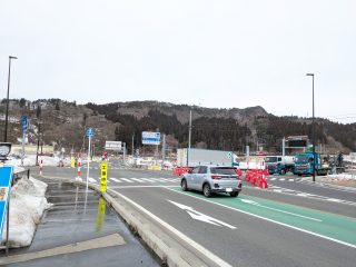 【 🚧3/2㊊より道路が変わりました‼ 】

3/2㊊より道の駅ふたつい前の道路が大きく変更となっております。

道の駅ふたつい⇄二ツ井町間の信号は撤去され、 画像4枚目のとおり急カーブになっております。

道の駅周辺をご通行の際は案内標識に従い、左右・直進をしっかり確認して
スピードを控えめにお願いいたします🙇

📌道路の詳細は投稿トップにピン留めしております。ご確認ください！

なお、現在も毎日道路工事が行われております。
予告なく通行規制となる場合もございますのでご了承ください。
*
*
🚧道路に関するお問い合わせは
『国土交通省 能代河川国道事務所』へお願いいたします。
※道の駅ふたついではお答えできません！！
*
*
道の駅の出入口は
正面のほか【県道3号線側】にもございます！ぜひご活用ください！

IC開通（今月20日）まで
大変ご不便をおかけいたしますが、
皆さま安全運転でお願いいたします！

#道の駅 #道の駅ふたつい #二ツ井白神ic #秋田自動車道 #秋田道 #国道7号線 #秋田県 #産直 #惣菜 #秋田県 #秋田 #能代市 #能代 #二ツ井町 #二ツ井 #秋田観光 #能代観光 #秋田旅行 #秋田を旅しよう