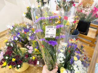 【 今日から春彼岸🌸 】

こんにちは🌞
今日から23日㊊まで「春彼岸」です🌸

産直・お土産品コーナーでは
お彼岸用の切り花や粉菓子、団子、おはぎ、お菓子などをご用意しております。
ふたつい女性連合会の皆さんが手作りした飾り花もございます✊

春彼岸のお買い物は、ぜひ道の駅ふたついで～！😊

また、軽食コーナー福多珈琲では
本日から23日㊊まで「黒糖あずきカフェラテ」を限定販売✨

こちらは後ほど改めてご案内いたします！

本日もご来店お待ちしております🌸

#道の駅 #道の駅ふたつい #春彼岸 #彼岸 #切り花 #和菓子 #おもち #産直 #秋田県 #秋田 #能代市 #能代#二ツ井町 #二ツ井 #秋田観光 #秋田おでかけ #能代観光 #産直 #秋田ドライブ