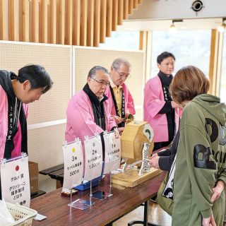 【　きみまち阪IC開通記念イベント３日目✨　】

こんにちは🌞
きみまち阪IC開通記念イベント３日目。お天気に恵まれています🌞

今日は多目的ホールにて
『ガラポン抽選会』を開催しました！（午前中で終了しました😭）
９時から開始しましたが、
ずっとカランカラン鳴ってました笑
みんなすごいですね…！！羨ましい✨

１等は商品券5,000円、他に野菜や加工品詰め合わせの直売所賞やお土産賞、グルメ賞などご用意しました！！

また、キッチンカーも６台、
屋根付きイベント広場では昨日に引き続き、しいたけ生産のレンチナス奥羽伊勢さん、二ツ井町商店街の洋服衣院ミミさんが出店✨

さらに！
軽食コーナー福多珈琲では
国産のいちごをたっぷり使用した
『スペシャルいちごクレープ』を限定販売🍓

※道の駅特別記念切符の配布は終了しました

本日もぜひお越しくださいませ！
ご来店お待ちしております🌸

#道の駅 #道の駅ふたつい #きみまち阪ic #秋田イベント #能代イベント #秋田道 #ブレゼント #ガラポン抽選会 #福田珈琲 #ビートファイターace #秋田県 #秋田 #能代市 #能代 #二ツ井町 #二ツ井 #秋田観光 #道の駅巡り #秋田ドライブ